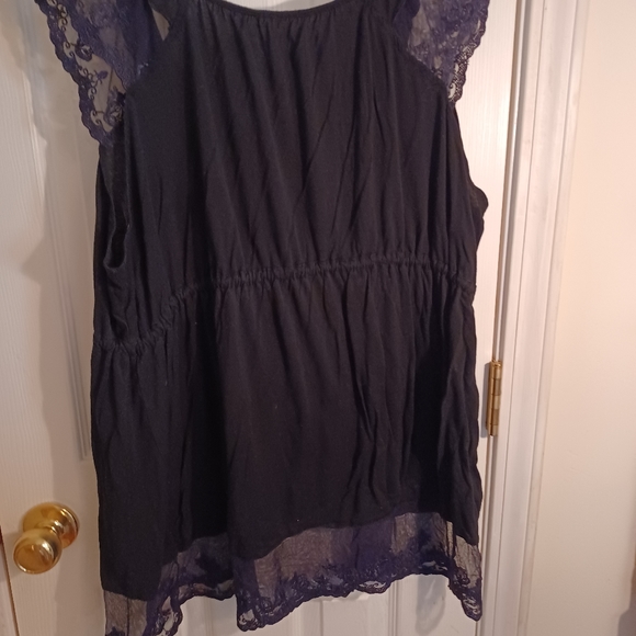 Lacy & soft black top - Picture 3 of 3